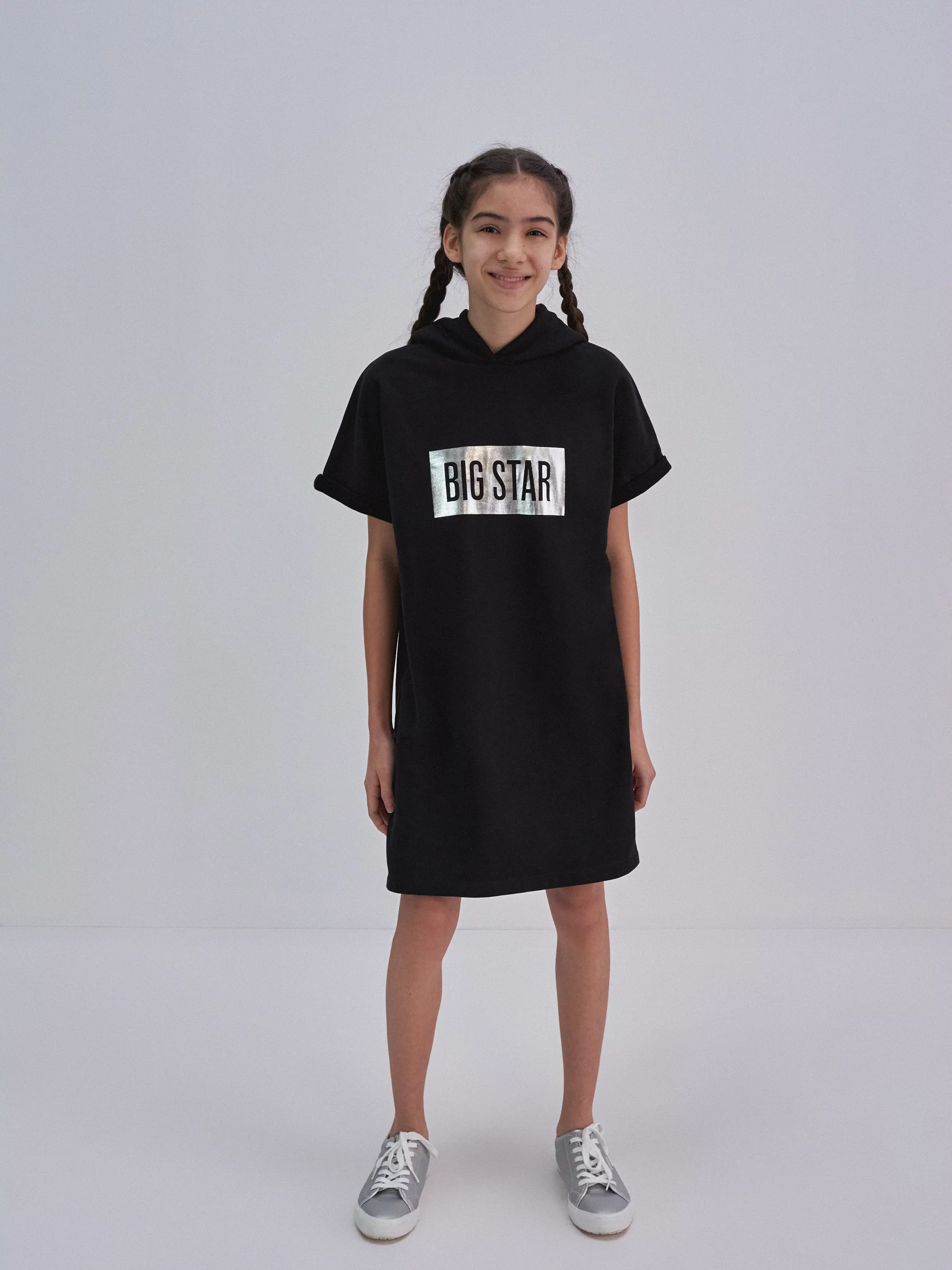 Czarna sukienka dziewczęca z bawełny ekologicznej z kapturem Rossie 906 |  