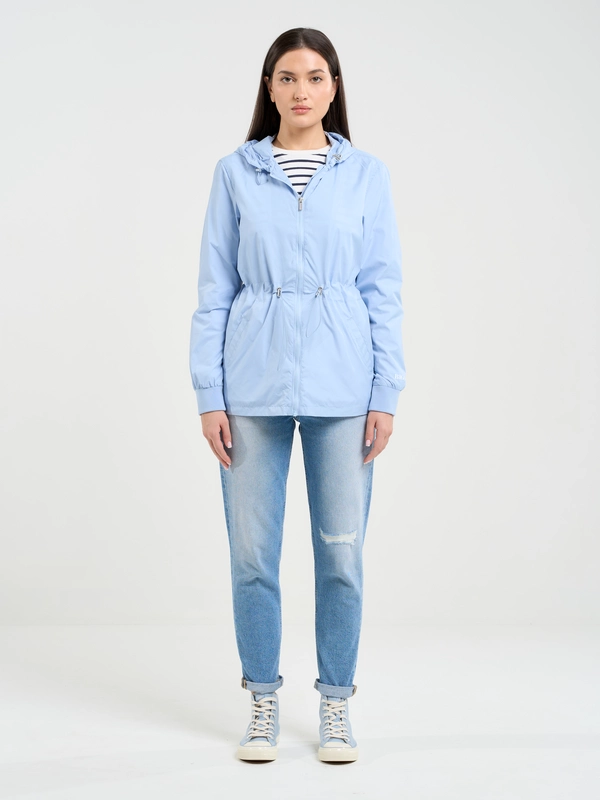Kurtka damska z regulacją w tali z kapturem błękitna Mira 400