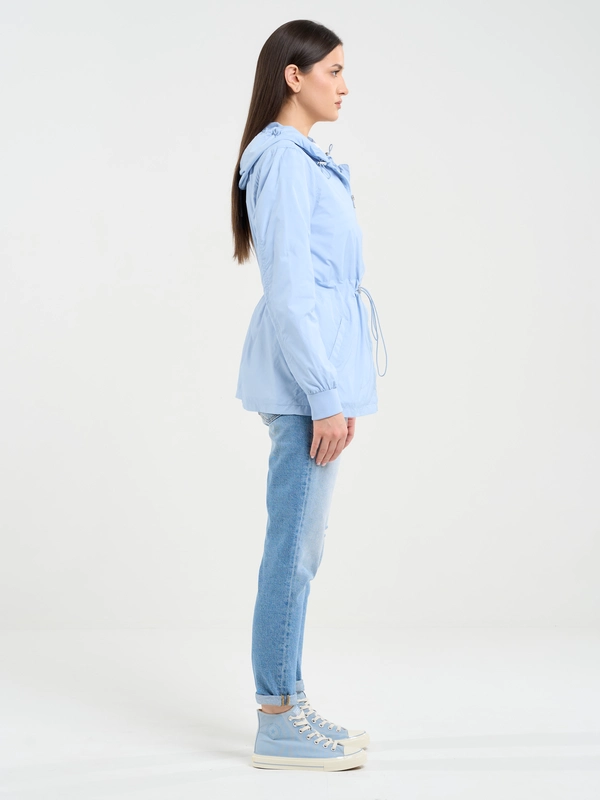 Kurtka damska z regulacją w tali z kapturem błękitna Mira 400