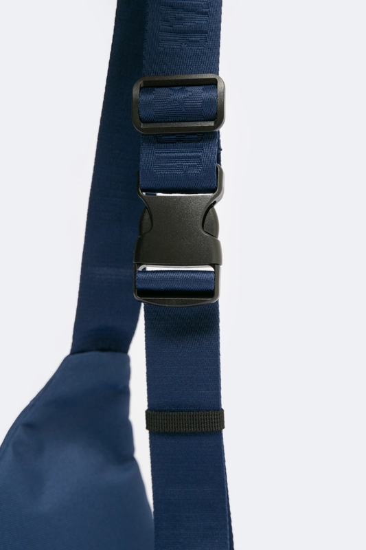 Saszetka męska typu nerka  z czerwoną kieszonką na froncie granatowa Kralen 403