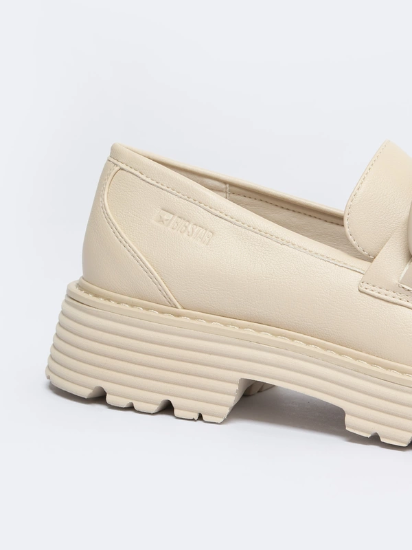 Mokasyny damskie z ozdobnym łańcuchem beżowe LL274581 801