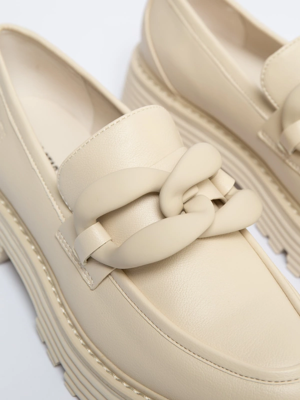 Mokasyny damskie z ozdobnym łańcuchem beżowe LL274581 801