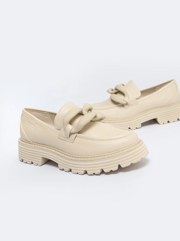 Mokasyny damskie z ozdobnym łańcuchem beżowe LL274581 801