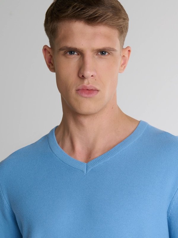 Sweter męski bawełniany klasyczny z dekoltem w serek niebieski Vasonitex 401
