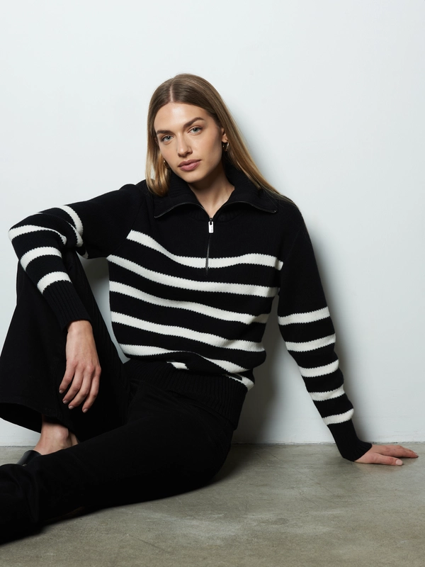 Sweter damski w czarno-białe paski rozpinany z dodatkiem kaszmiru Stripalia 906