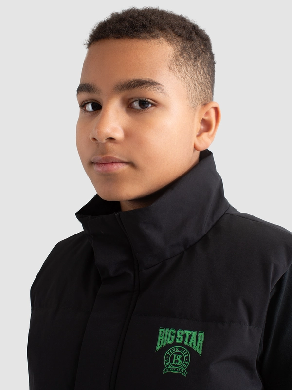 Kamizelka chłopięca pikowana z niewielkim nadrukiem na piersi czarna Tiger 906