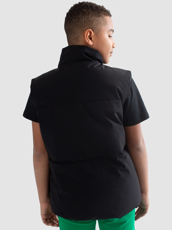 Kamizelka chłopięca pikowana z niewielkim nadrukiem na piersi czarna Tiger 906