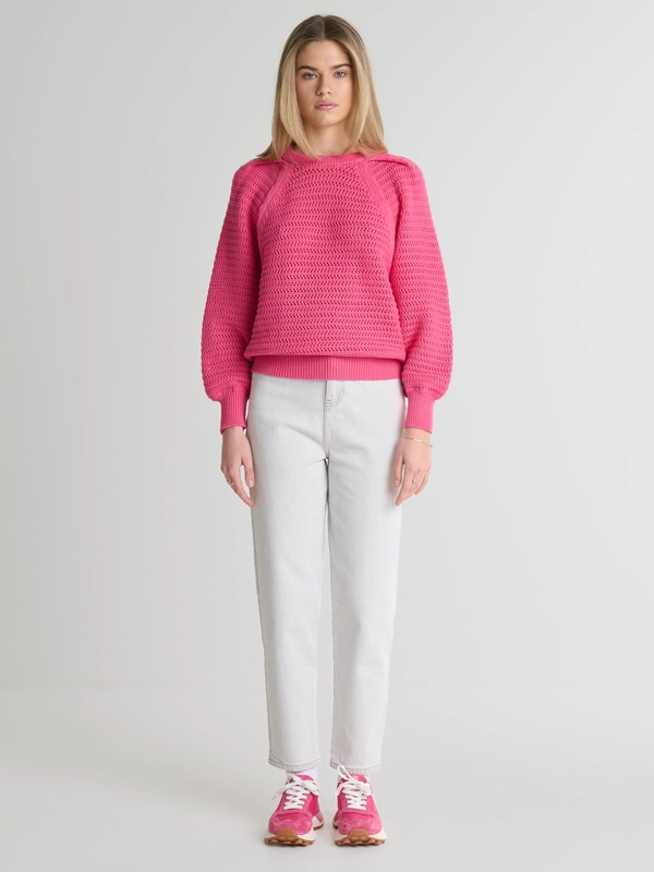Sweter damski o ażurowym splocie różowy Funia 601