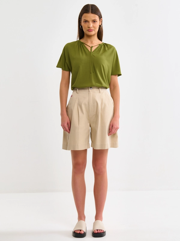 Bluzka damska z wiskozy z ozdobnym wiązaniem przy dekolcie zielona Kortini 303