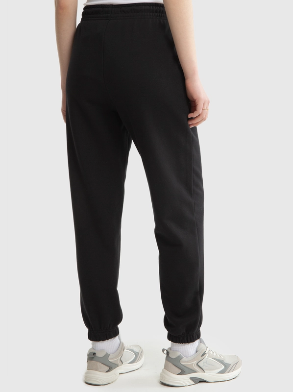 Spodnie damskie dresowe czarne Yeva 906