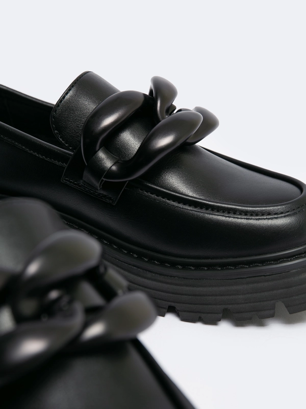 Mokasyny damskie loafersy z ozdobnym łańcuchem czarne LL274580 906