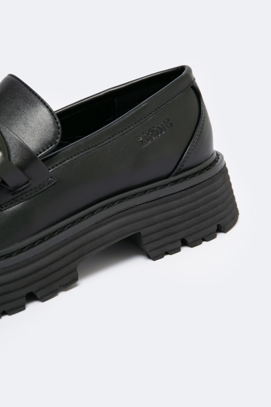 Mokasyny damskie loafersy z ozdobnym łańcuchem czarne LL274580 906