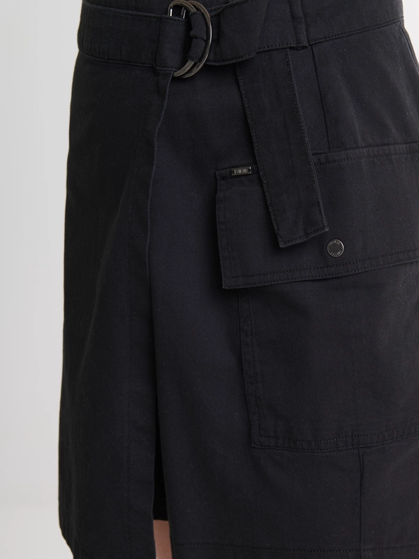 Spódnica damska mini na zakładkę z kieszeniami czarna Brunilda 906