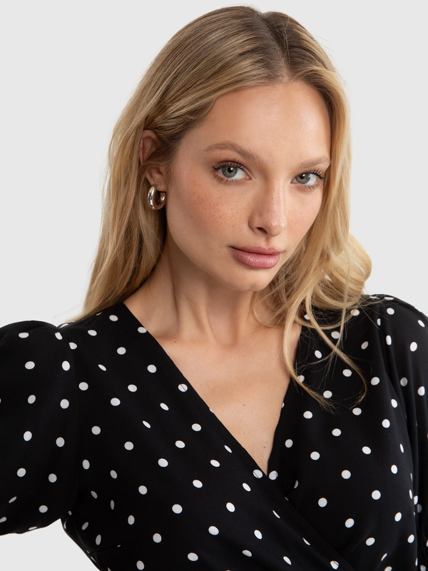 Bluzka damska z wiskozy o krótkim kroju w kropki czarna Tigola 906