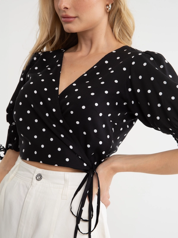 Bluzka damska z wiskozy o krótkim kroju w kropki czarna Tigola 906