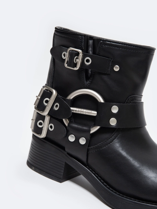 Botki damskie ze skóry naturalnej z ozdobnymi sprzączkami czarne OO274A190 906