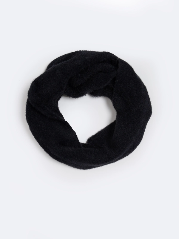 Szalik dziewczęcy z puszystej przędzy czarny Cattis 906