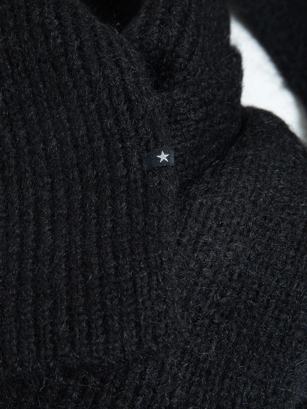 Szalik damski czarny Poleni 906