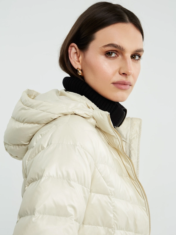 Kurtka damska puchowa z gumką w talii z kapturem kremowa Anissa 103