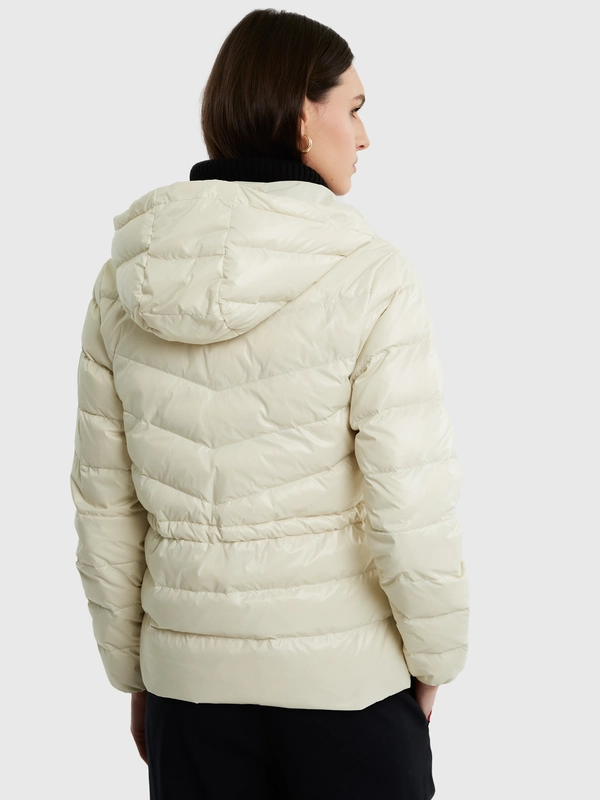 Kurtka damska puchowa z gumką w talii z kapturem kremowa Anissa 103