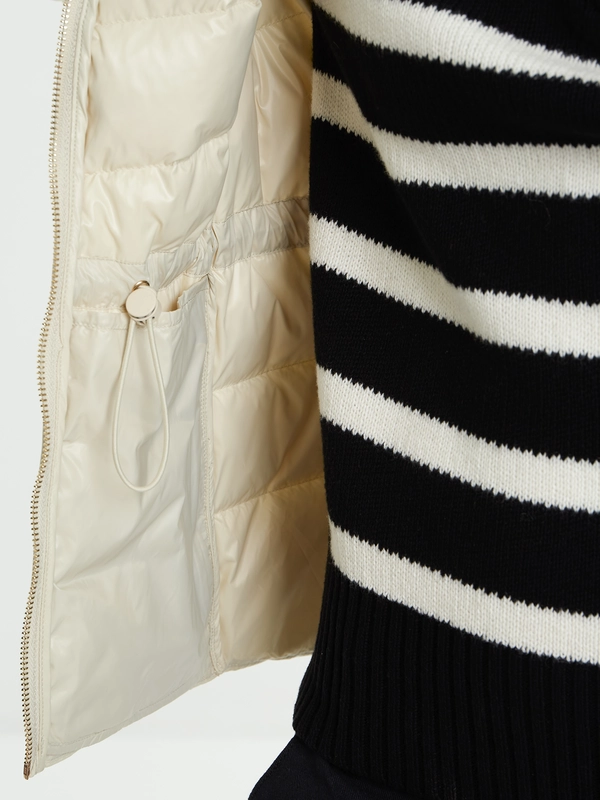 Kurtka damska puchowa z gumką w talii z kapturem kremowa Anissa 103