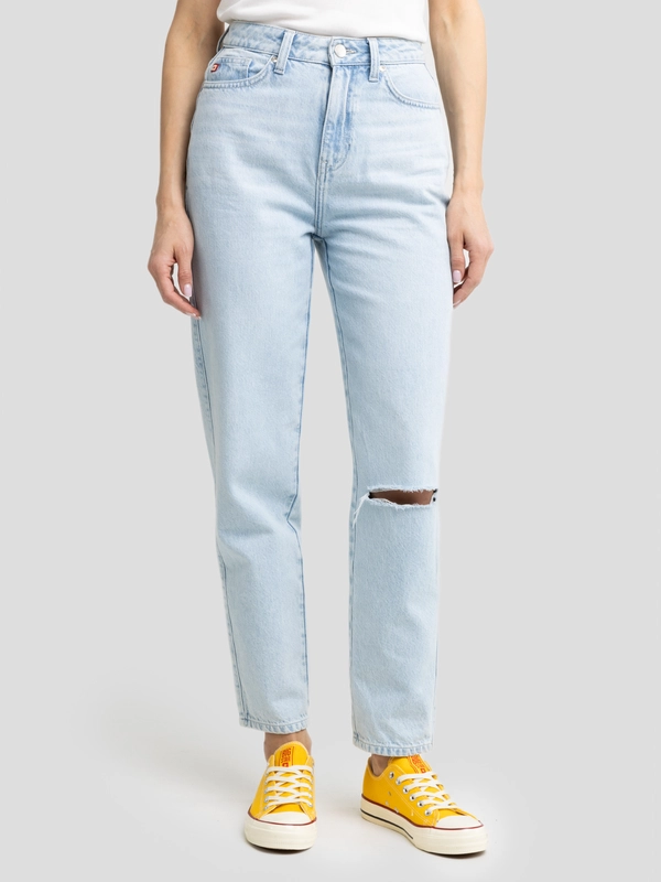 Jeansy damskie mom jeans z rozcięciem jasnoniebieskie Silla 122