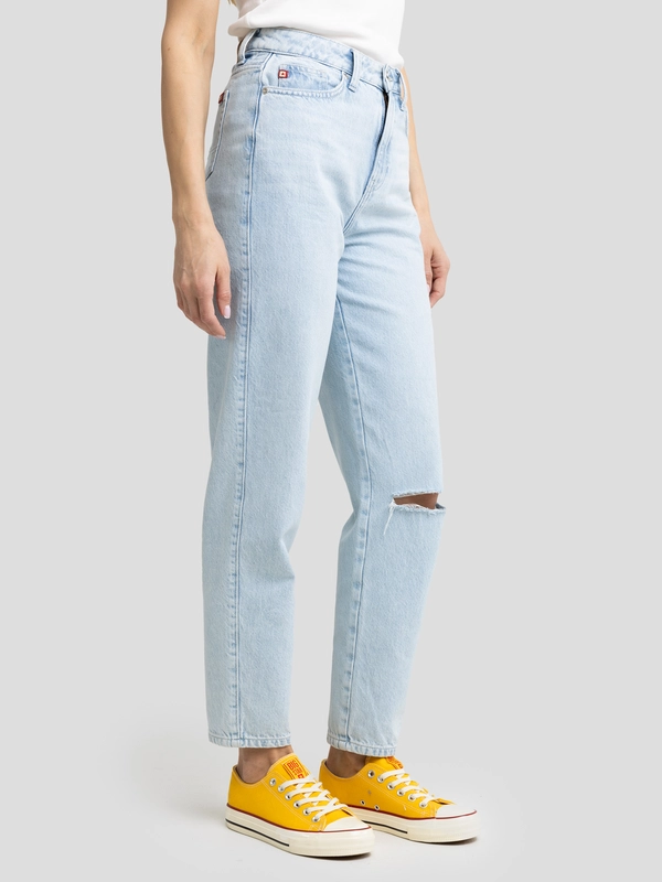 Jeansy damskie mom jeans z rozcięciem jasnoniebieskie Silla 122