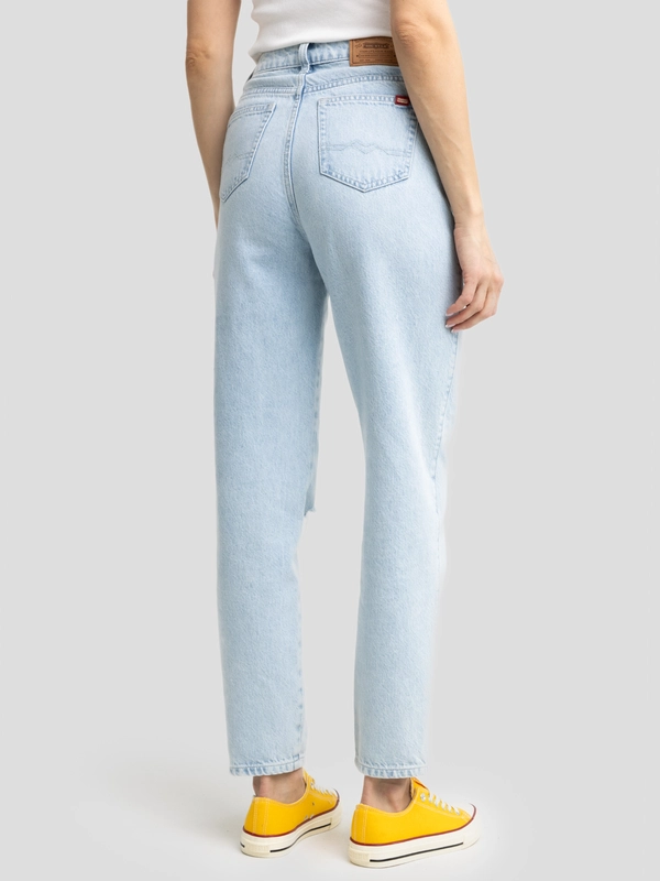 Jeansy damskie mom jeans z rozcięciem jasnoniebieskie Silla 122