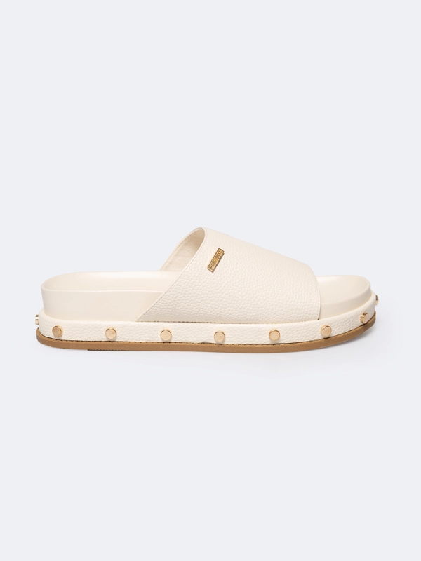 Klapki damskie na podwyższonej podeszwie z ozdobnymi nitami beżowe RR274215 801