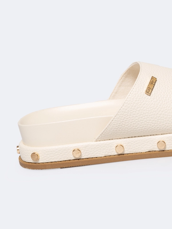 Klapki damskie na podwyższonej podeszwie z ozdobnymi nitami beżowe RR274215 801