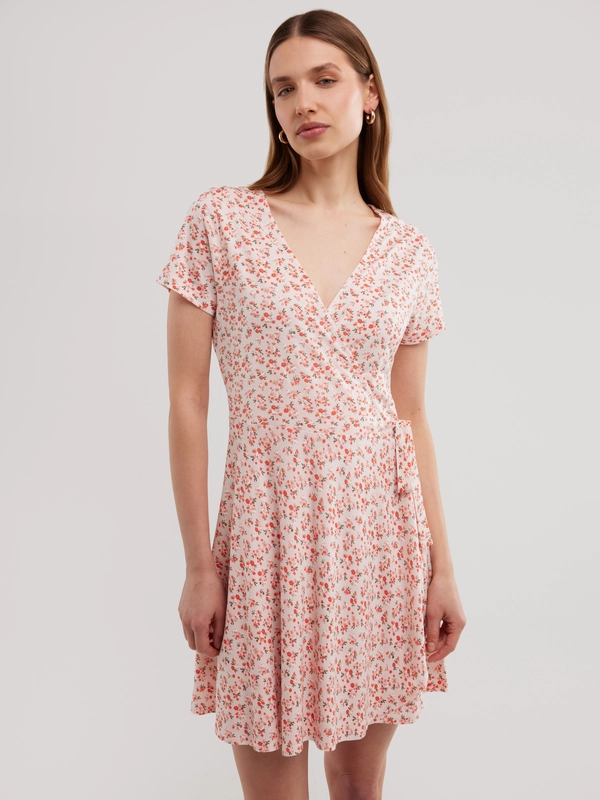 Sukienka damska mini kopertowa z motywem kwiatowym różowa Rihatana 601