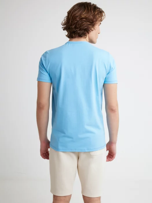 Koszulka męska slim z niewielkim nadrukiem na piersi niebieska Irter 401