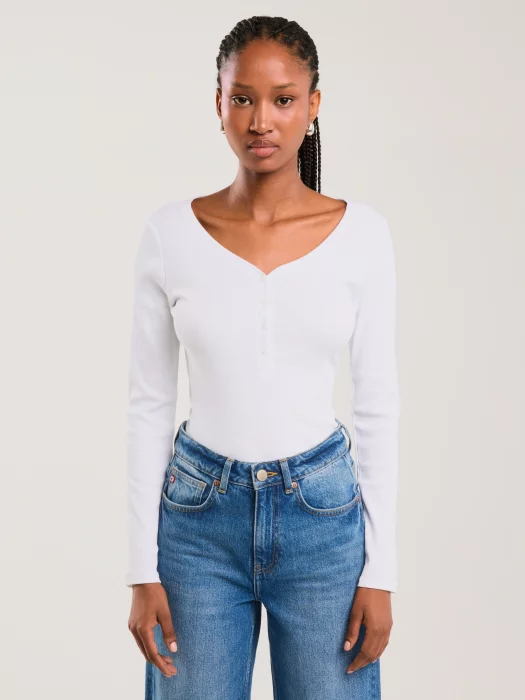 Bluzka damska slim z prążkowanej dzianiny biała Nathalie 101