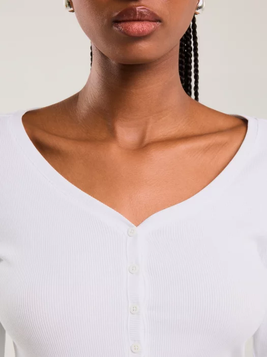 Bluzka damska slim z prążkowanej dzianiny biała Nathalie 101