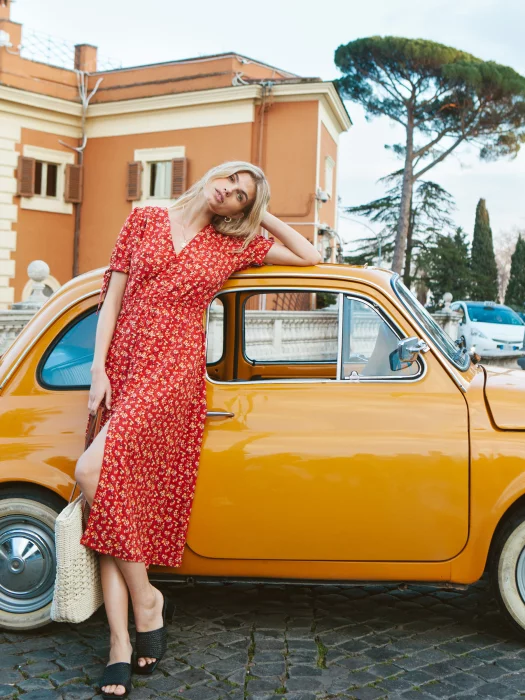 Sukienka damska midi z wiskozy z motywem kwiatowym czerwona Paregi 603