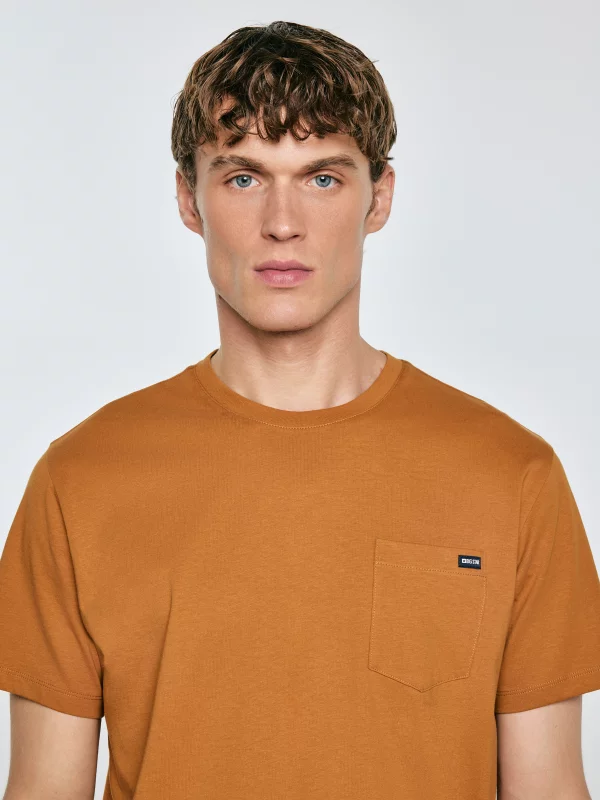 Koszulka męska z kieszonką brązowa Carbon 802