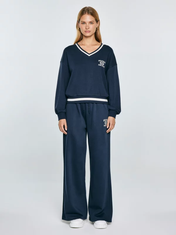 Bluza damska w stylu college z haftem z dekoltem v-neck granatowa Gabriella 403