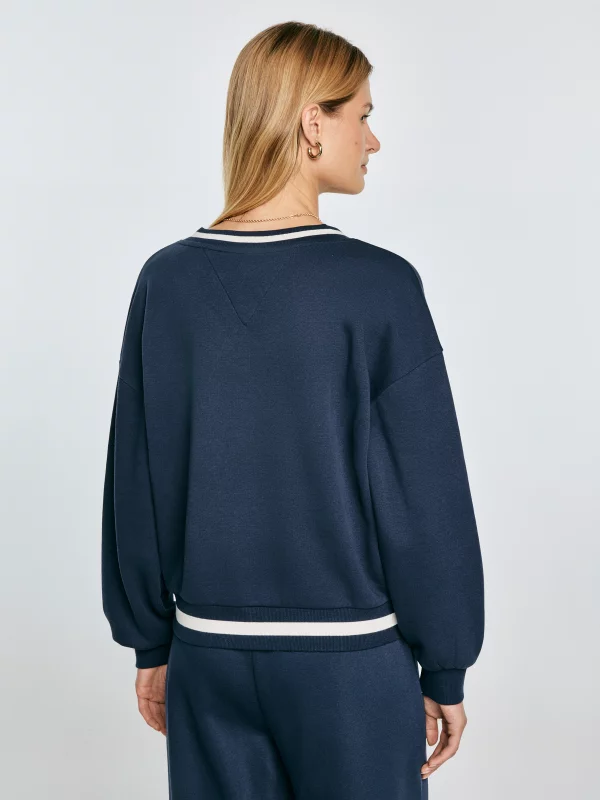 Bluza damska w stylu college z haftem z dekoltem v-neck granatowa Gabriella 403