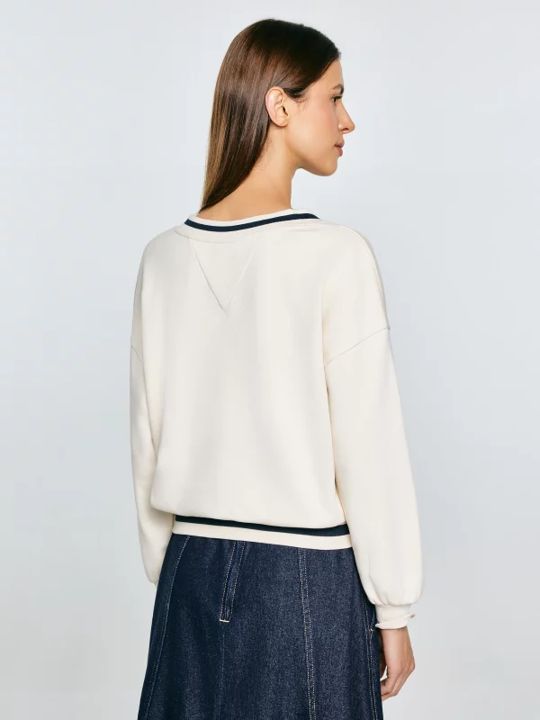 Bluza damska w stylu college z haftem z dekoltem v-neck kremowa Gabriella 103