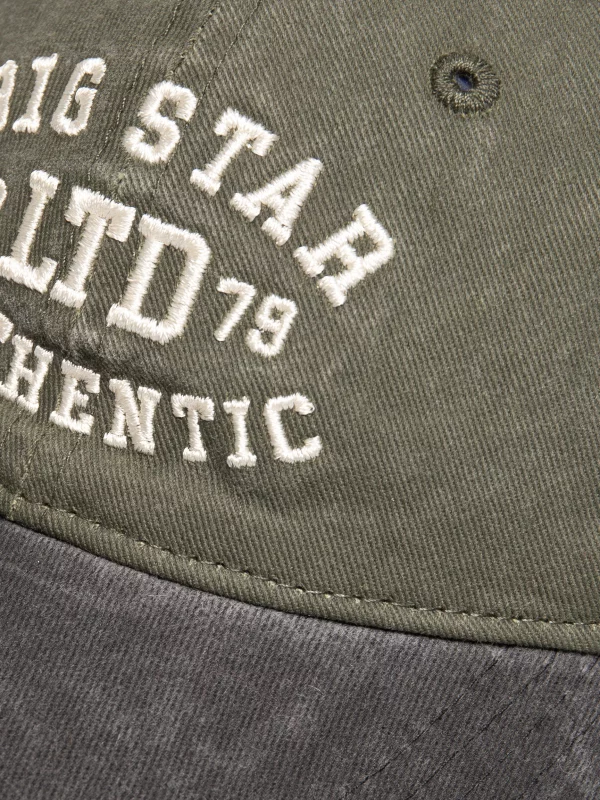 Czapka z daszkiem z haftem khaki Noel 303