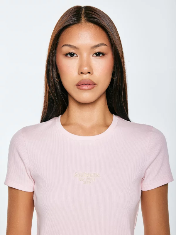 Koszulka damska slim w prążek z haftem różowa Clarsa 600