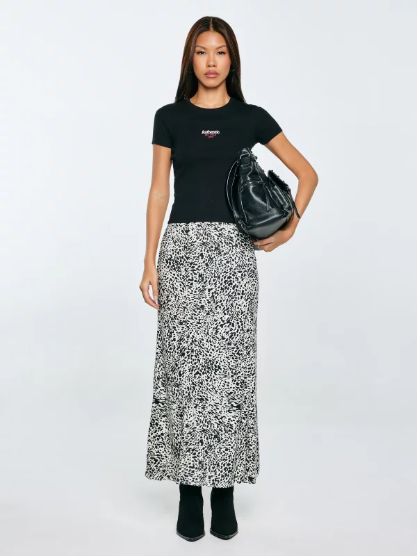 Koszulka damska slim w prążek z haftem czarna Clarsa 906