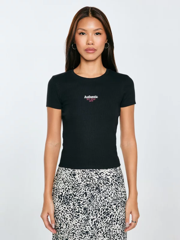 Koszulka damska slim w prążek z haftem czarna Clarsa 906