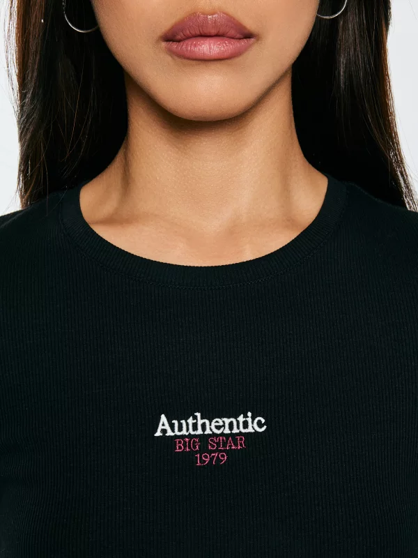 Koszulka damska slim w prążek z haftem czarna Clarsa 906