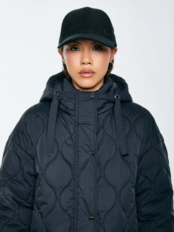 Płaszcz damski oversize z ozdobnym pikowaniem czarny Kinnetisa 906