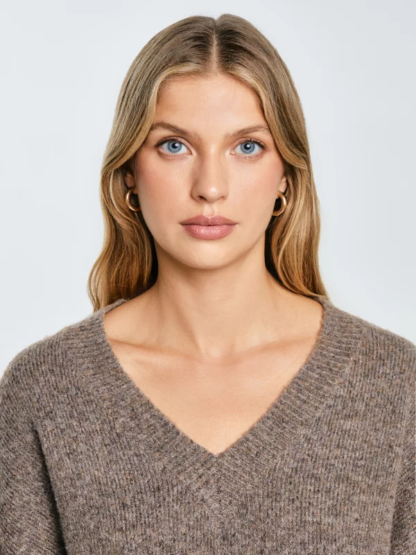 Sweter damski v-neck oversize z dodatkiem wełny brązowy Violina 804