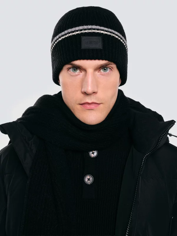 Czapka męska z kolorowym akcentem czarna Wandegor 907