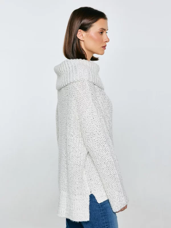 Sweter damski z obszernym golfem melanżowy biały Magdalena 100