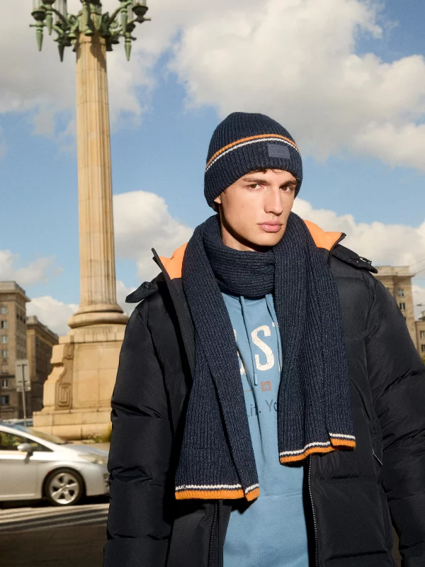 Czapka męska z kolorowym akcentem granatowa Wandegor 404