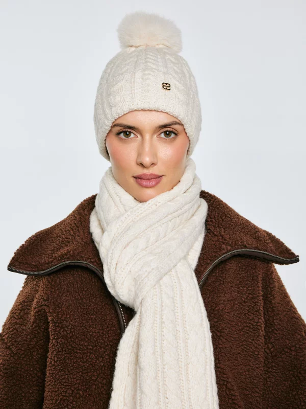 Czapka damska z dekoracyjnym splotem z pomponem kremowa Carole 103